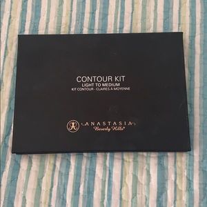 Anastasia Beverly Hills Contour Kit !